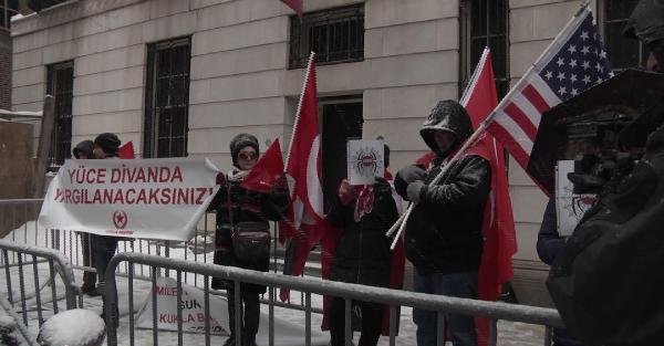 Davutoğlu'nun konuşma yapacağı bina önünde protesto