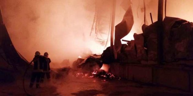 Denizli'de korkutan yangın: Dev tesis alevlere yenik düştü