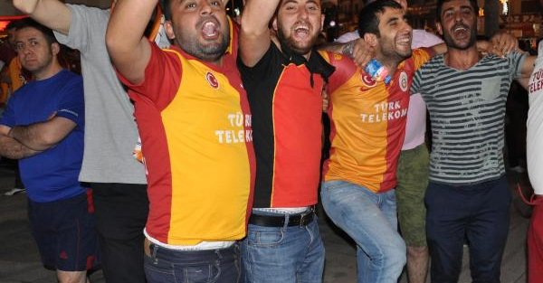 Denizlili Galatasaray taraftarı sokaklara döküldü