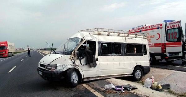 Devrilen minibüste 8 kişi yaralandı