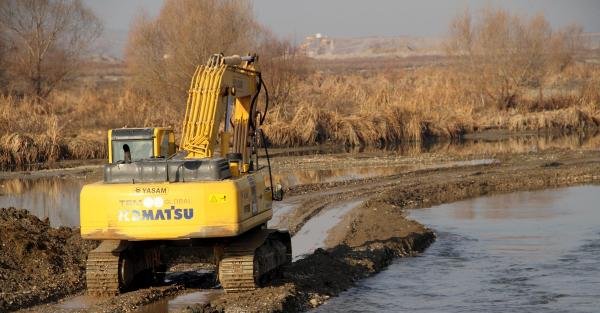 Dicle Nehri üzerindeki kum ocağı belediyece yıkıldı