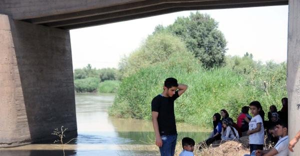 Dicle Nehri'ne düşen terliğinin peşinden giden genç suda kayboldu