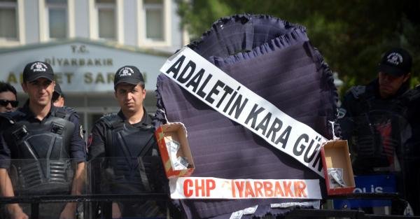 Diyarbakır'da Chp'nin Çelengine Polis Engeli