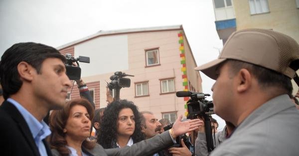 Diyarbakır'da Dbp'nin Yürüyüşüne Polis İzin Vermedi