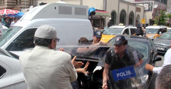 Diyarbakır'da Mursi'ye idam kararı protestosunda olaylar çıktı