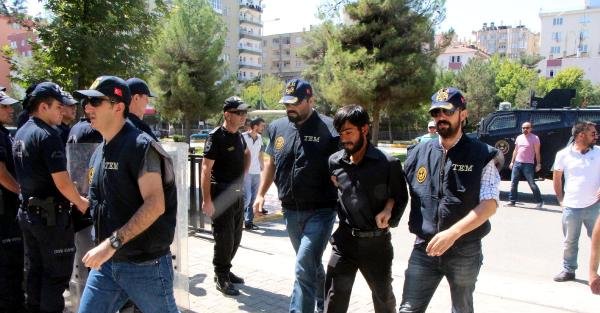 Diyarbakır'da Türk bayrağını indiren sanığa 13 yıl 9 ay hapis cezası