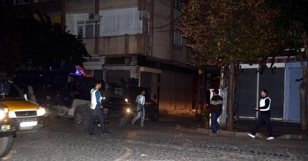 Diyarbakır'da Yol Kapatan Göstericiler Ateş Açtı: 1 Polis Yaralı  (fotoğraflar)
