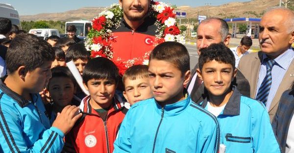 Dünya Şampiyonu Akgül'e Sivas'ta Coşkulu Karşılama