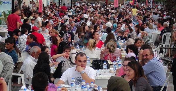 Edirne’de 5 bin kişilik sokak iftarı