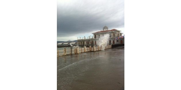 Ek Fotoğraflar / Lodos nedeniyle denizde dev dalgalar oluştu, vapur seferleri iptal edildi