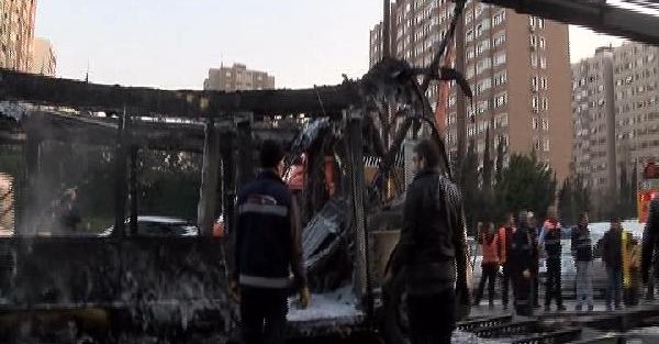 (EK FOTOĞRAFLAR) - Şirinevler'de metrobüs alev alev yandı