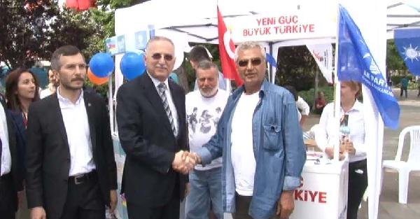 Ekmeleddin İhsanoğlu, Beşiktaş Meydanı'nda Ak Parti ve CHP stantlarını ziyaret etti