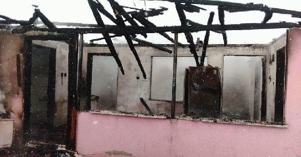 Elektrik kontağı tek katlı evi yaktı