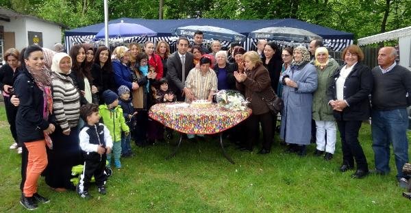 Engelli Mehtap Solmaz’ın doğum gününde pastasını Başkonsolos Asip Kaya kesti