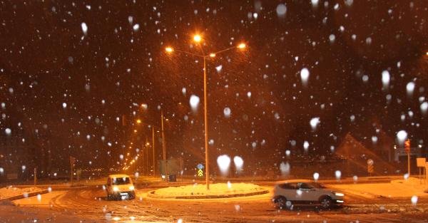 Erzurum, Kars ve Ardahan'a yağan kar yolları kapattı