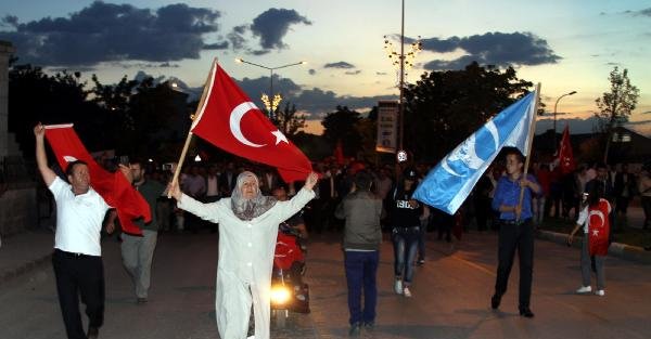 Erzurumlular ‘Şehitler ölmez, vatan bölünmez’ diyerek yürüdüler