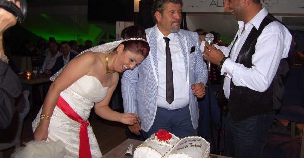 Eşine 20 Yıl Sonra Beyaz Gelinlik Giydirerek Düğün Yaptı