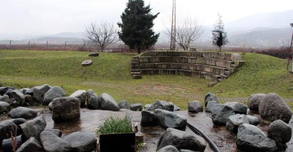 Eski evlerin temellerinden çıkan taşlardan amfi tiyatro kurdu