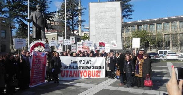 Eskişehir'de Bakan Avcı İçin 'utanıyoruz' Pankartı