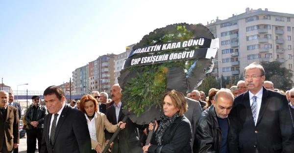 Eskişehir'de Chp'liler Adliye Önüne Siyah Çelenk Bıraktı