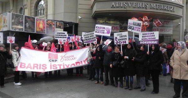 Eskişehir'de Kadınlardan Şiddete Karşı Şarkili Yürüyüş