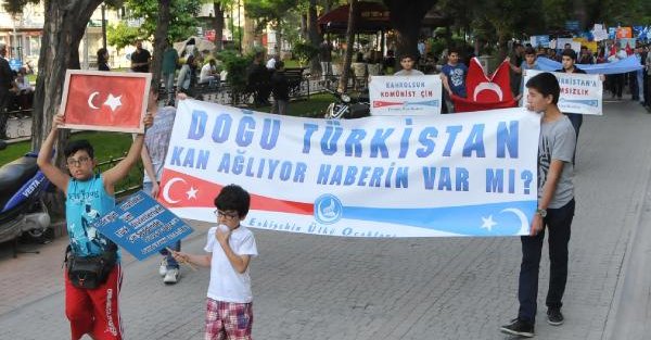 Eskişehir'de ülkücüler Doğu Türkistan için yürüdü