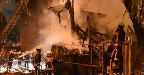 Fatih'te 3 katlı metruk binada yangın