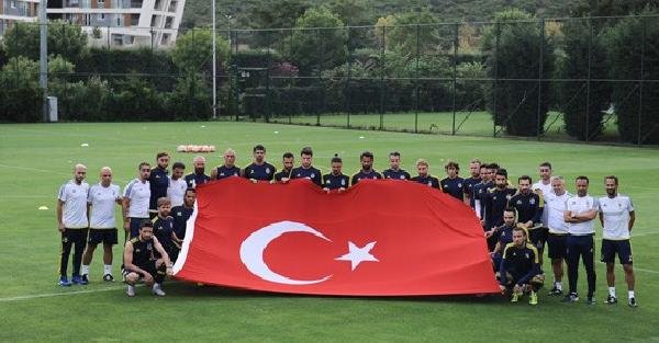 Fenerbahçe Şehitler için Türk Bayrağı açtı