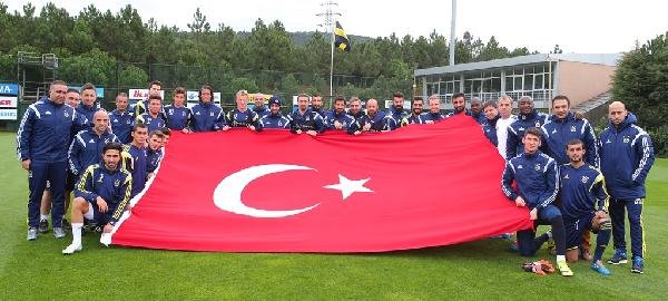 Fenerbahçeli Futbolcular Antrenmanda Türk Bayrağı Açtı