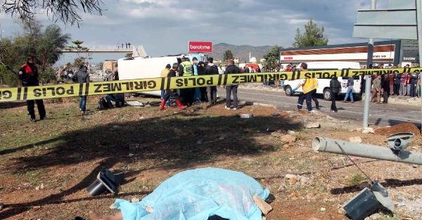 Fethiye'de Kamyonla Minibüs Çarpişti: 2 Ölü, 4 Yaralı - Ek Fotoğraflar