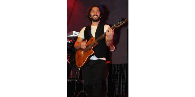 Fettah Can’a Yeşil-beyaz Gitar Armağan Edildi