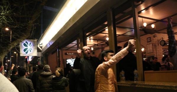 (FOTOĞRAF) Beşiktaş taraftarı sokaklara döküldü
