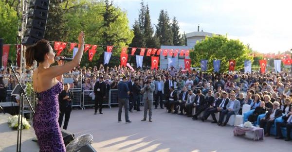Funda Arar, Gaziantep'teki Hıdırellez şenliklerinde konser verdi