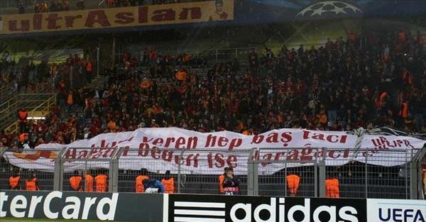 Galatasaray Taraftarından Futbolculara Sert Mesaj