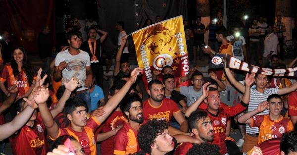 Galatasaray taraftarından sevinç gösterisi