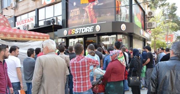 Galatasaraylı Yasin ve Sinan'a Manisa'da yoğun ilgi