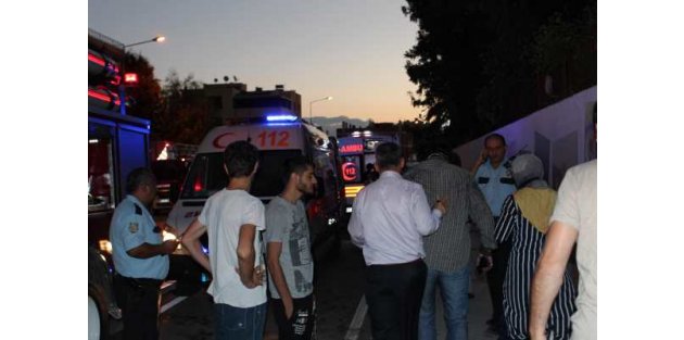 Gaziemir'de polis lojmanlarında yangın: 3 kişi yaralandı