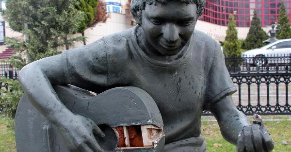 Gitar çalan çocuk heykeline saldırı
