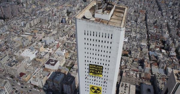 Greenpeace üyeleri gökdelene 'Nükleer pahalıya patlar' pankartı astı