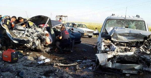Hafif ticari araçla çarpışan otomobildeki 5 kişi öldü