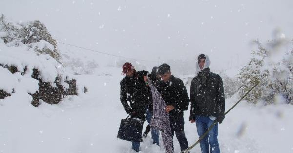 Hakkari'de 27 Köy, 75 Mezranın Yolu Kardan Kapalı