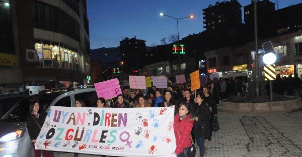 Hakkari'de, KESK'li kadınlar şiddete karşı yürüdü