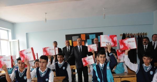 Hakkari'de öğrencilere tablet dağıtımına başlandı