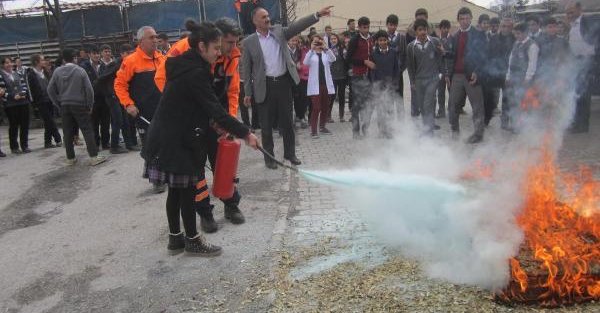 Hakkari'de okulda deprem ve yangın tatbikatı