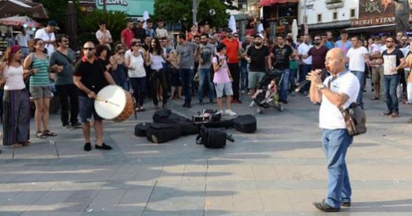 Halay Çekerek Protesto Ettiler
