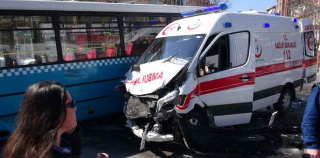 Halk otobüsü ambulansla çarpıştı, 7 yaralı var