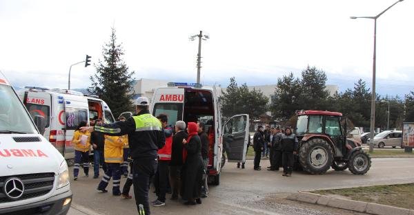 Hasta taşıyan ambulans traktöre çarptı: 2 yaralı