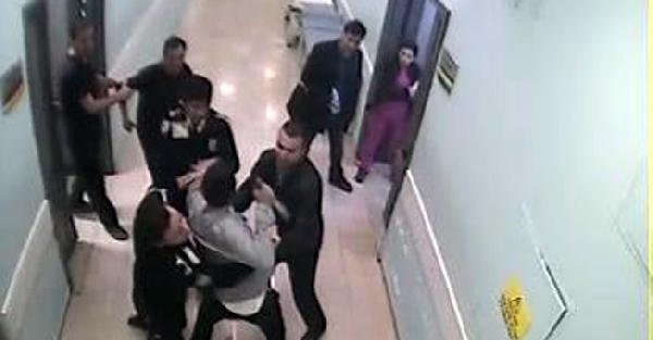 Hasta yakını, hastane görevlilerine bıçakla saldırdı