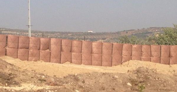 Hatay'da Suriye sınırına roketatara dayanıklı duvar örülüyor