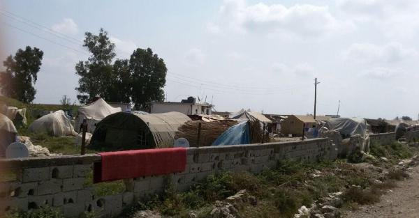 Hayatları pahasına çadırlara 'Kancalı kaçak hat' çekiyorlar